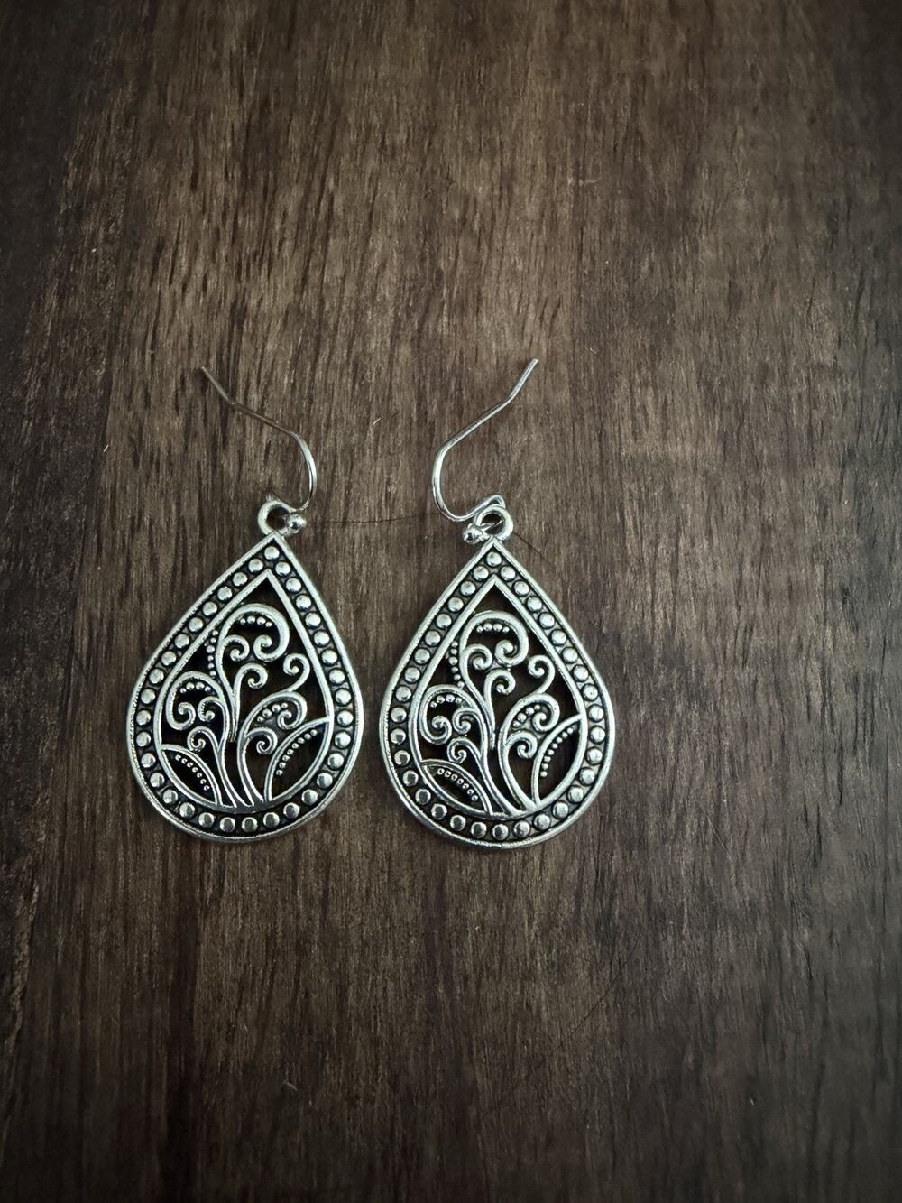 Silver Tone Metal Teardrop Pierced Earrings Vintage